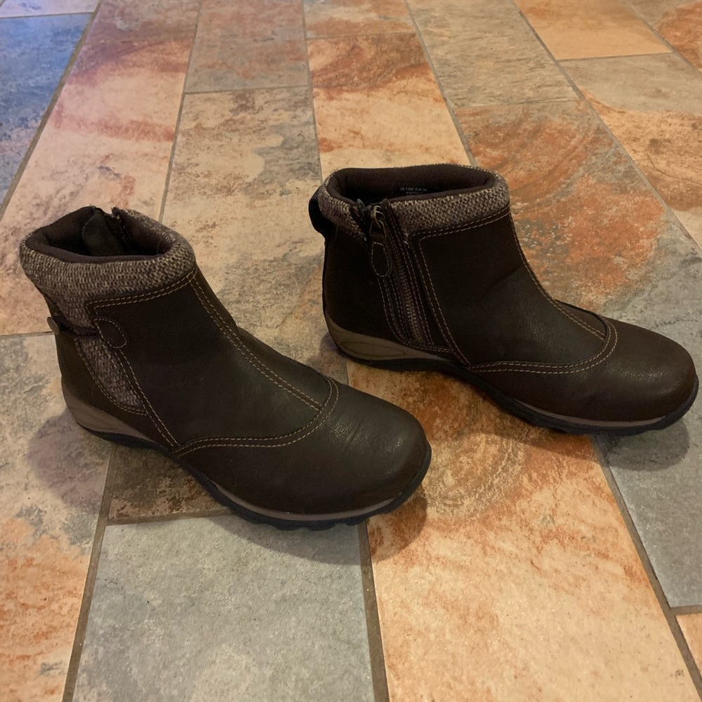 Ladies Eastland Ankle boot. Brown in color. Size 7.5 in excellent condition